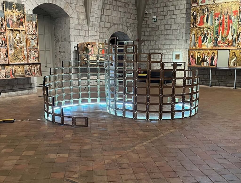 Instalación colectiva de Refugi d’Imaginaris en un espacio cultural.