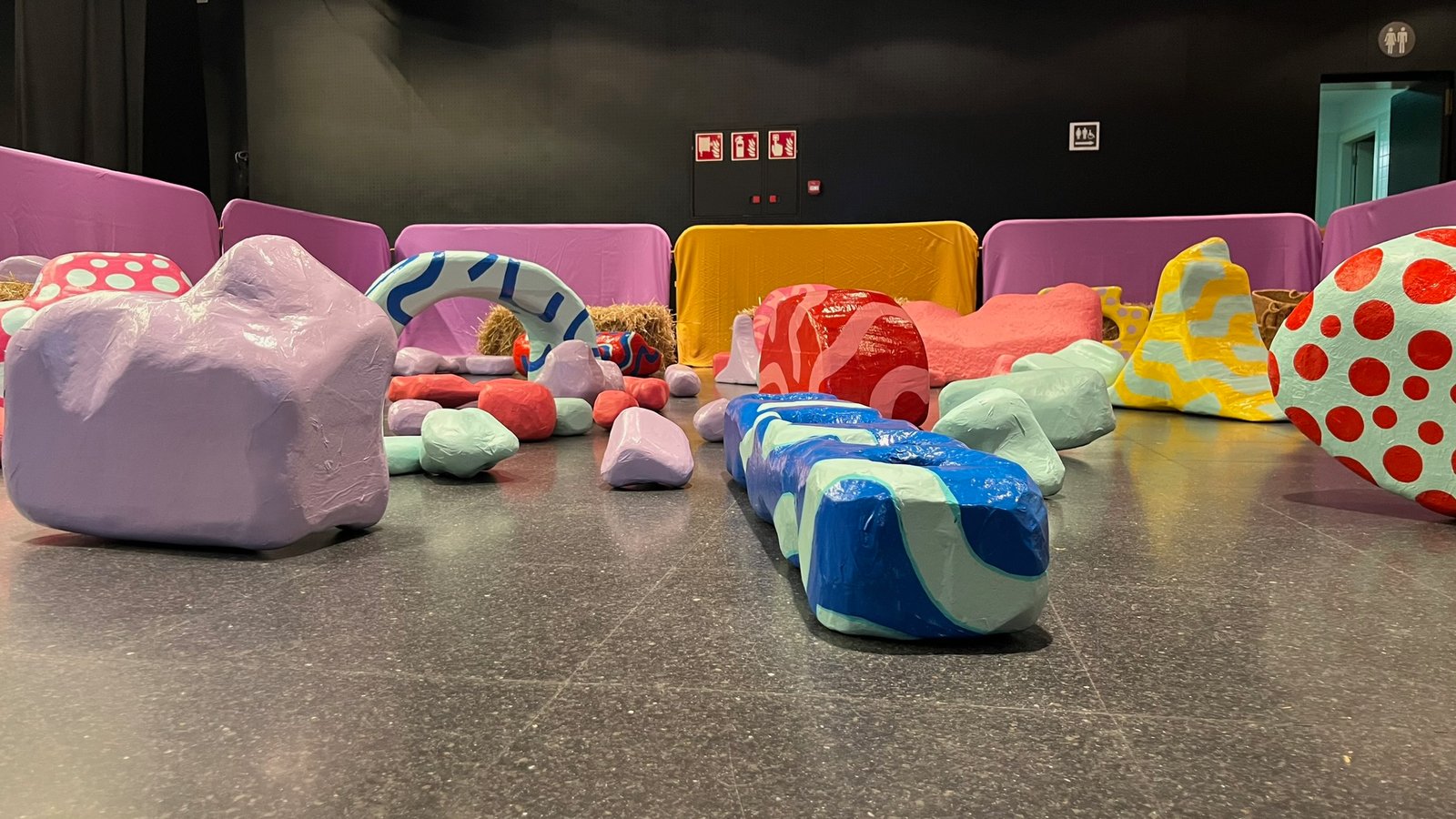 Paisaje de volúmenes orgánicos de colores dispuesto para el juego.