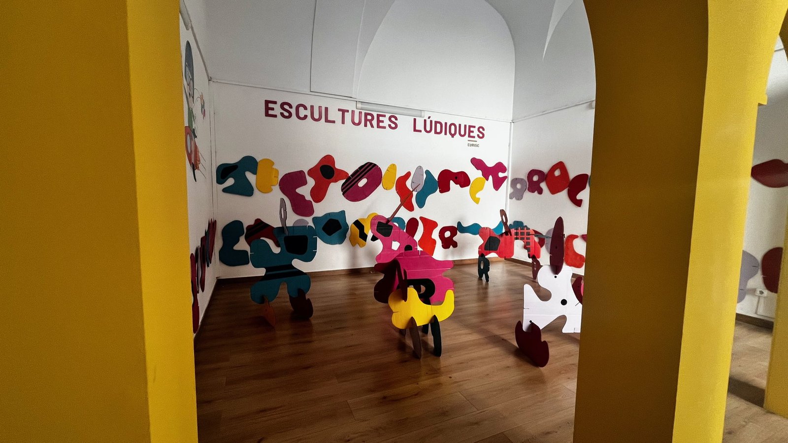 Vista general de Escultures Lúdiques instalada en una sala de la Casa de Cultura de Girona.