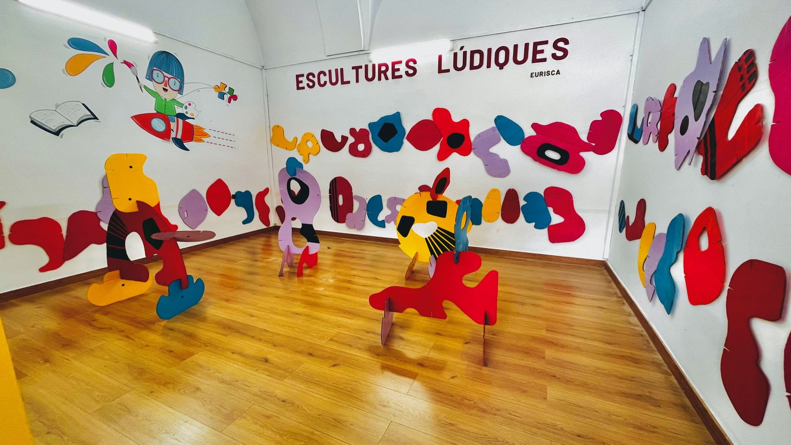 Esculturas de cartón de colores ensambladas durante la activación.