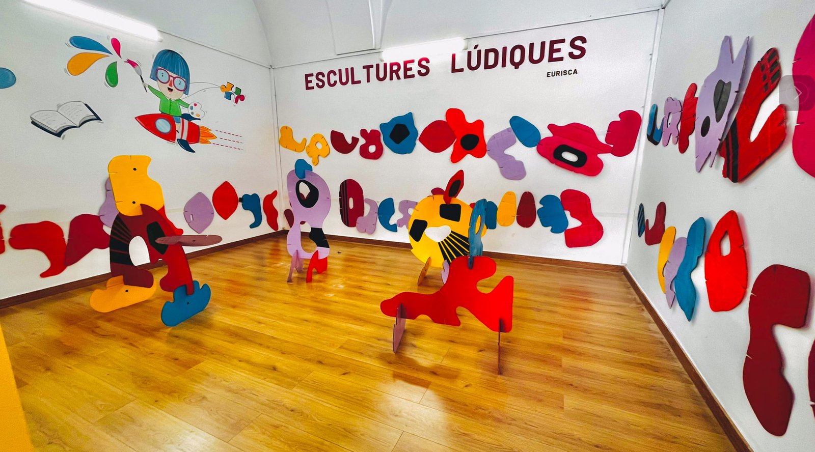 Esculturas ensambladas con piezas rojas, amarillas, azules y lilas.