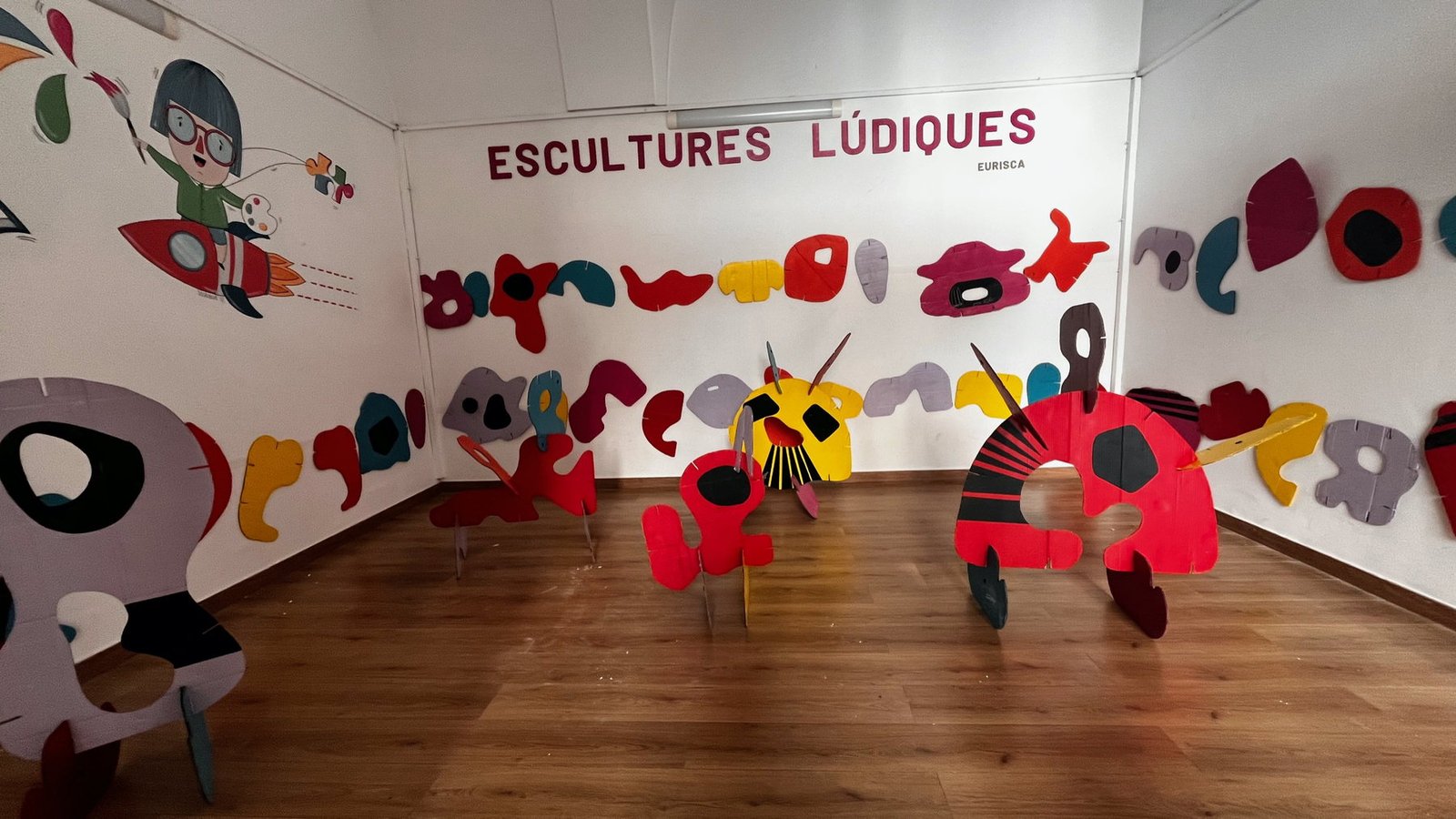 Vista de la instalación Escultures Lúdiques en la Casa de Cultura de Girona.