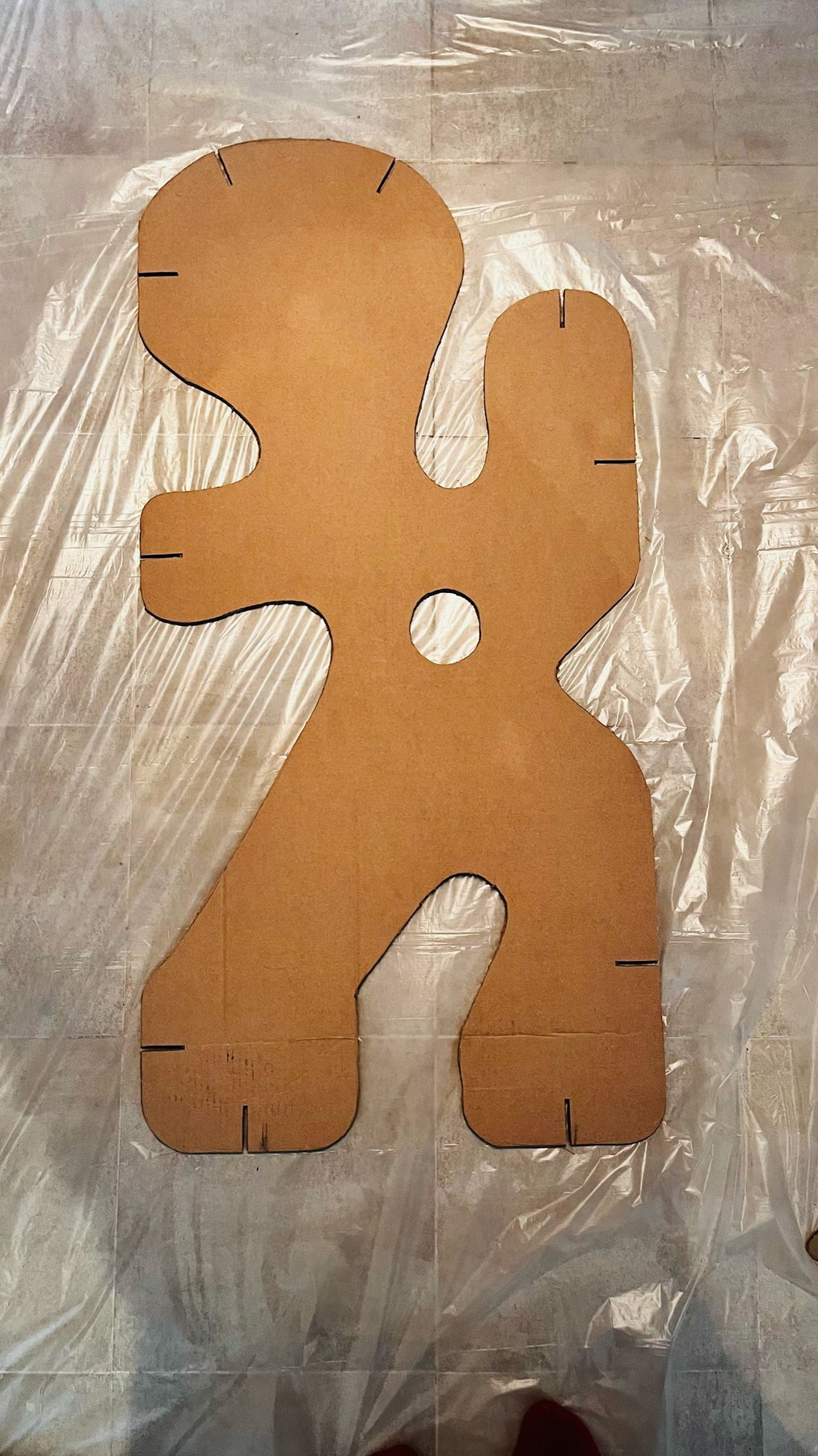 Pieza de cartón sin pintar con ranuras preparadas para el ensamblaje.