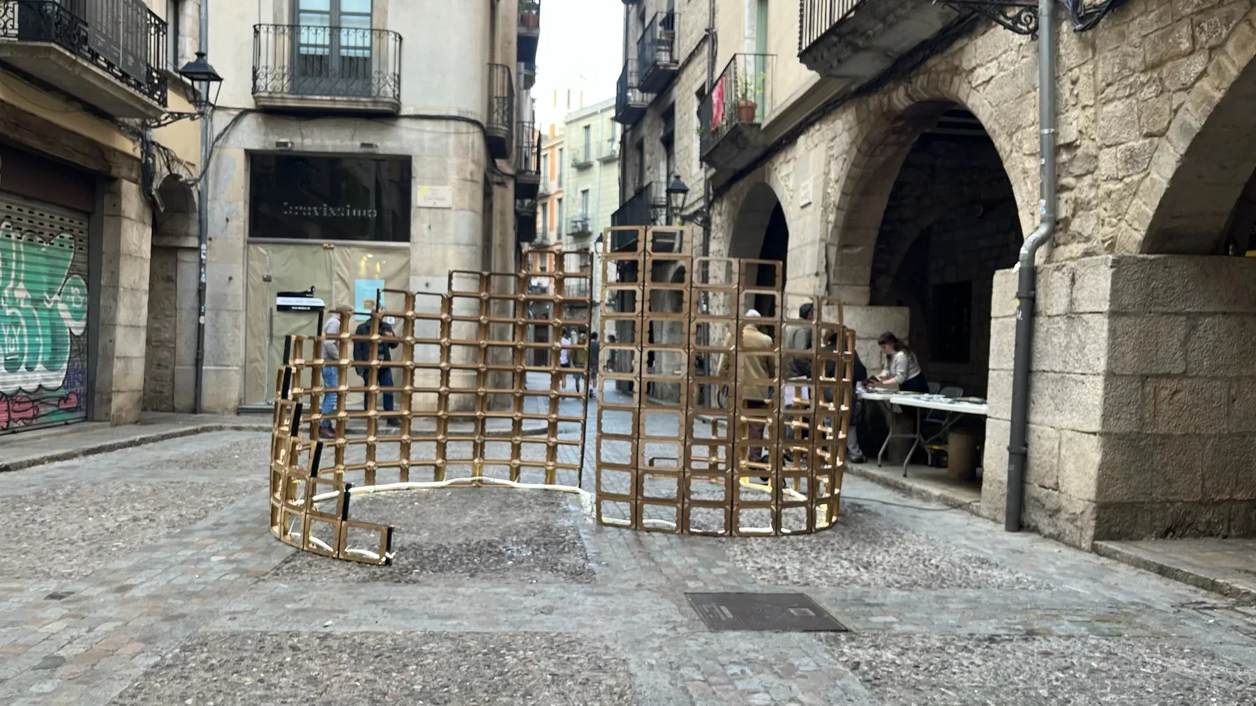 Instalación de Refugi d’Imaginaris en un espacio urbano de Girona.
