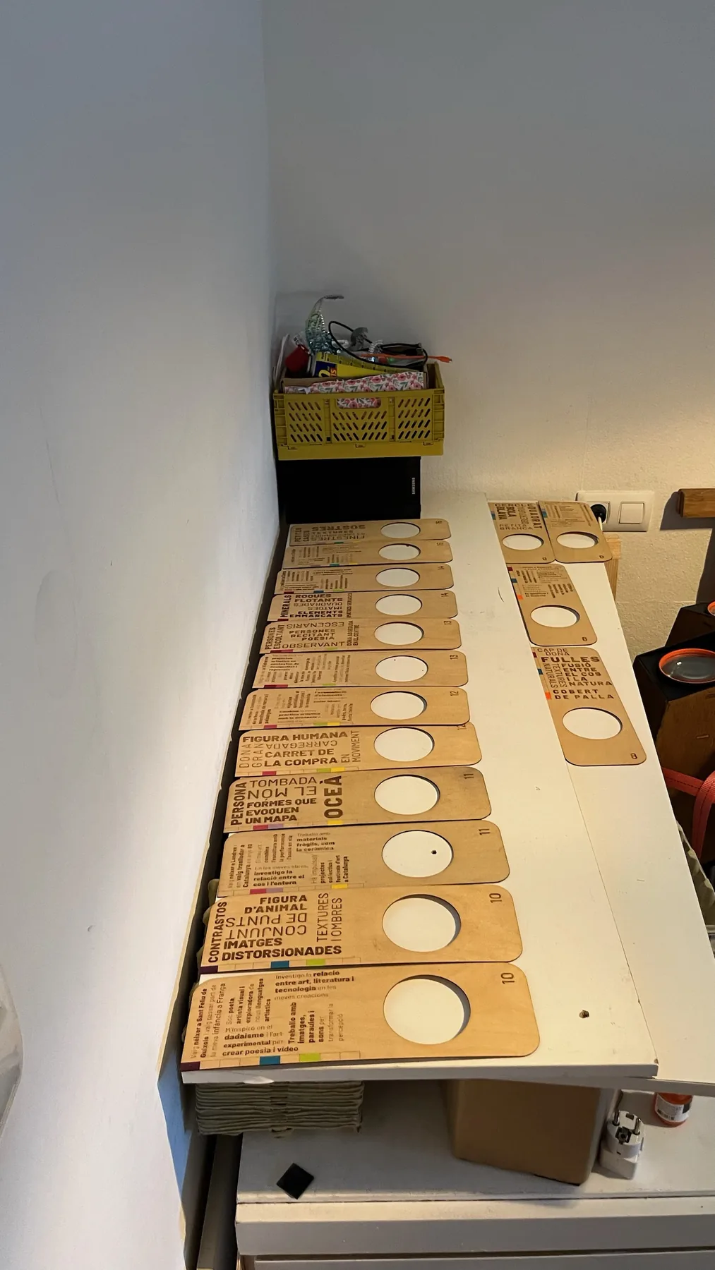 Cartas de preguntas de Pioneres ordenadas sobre una mesa.