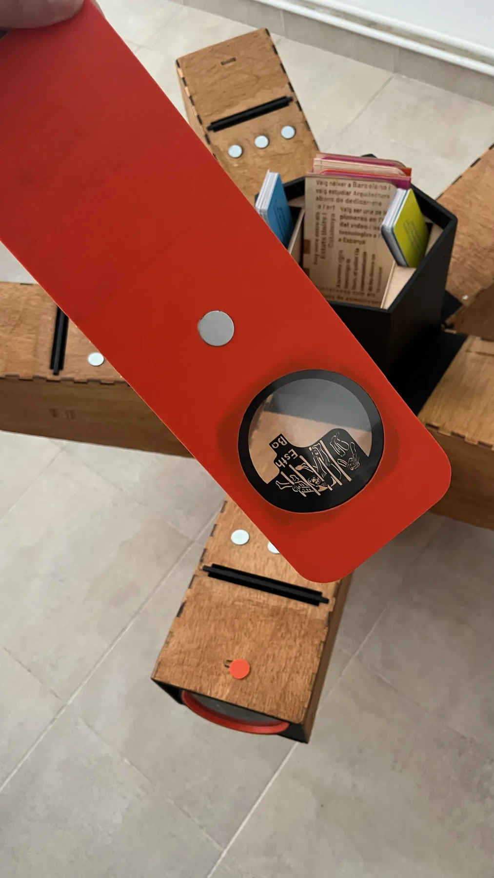 Detalle de una tarjeta roja insertada en un brazo proyector.