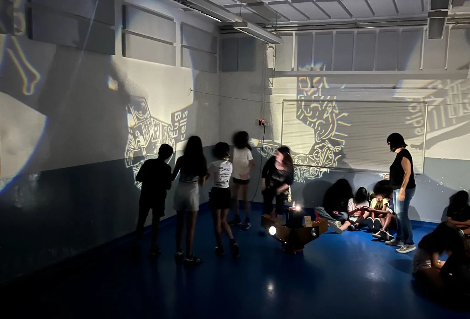 Participantes durante una activación mediada de Pioneres de l’Art.