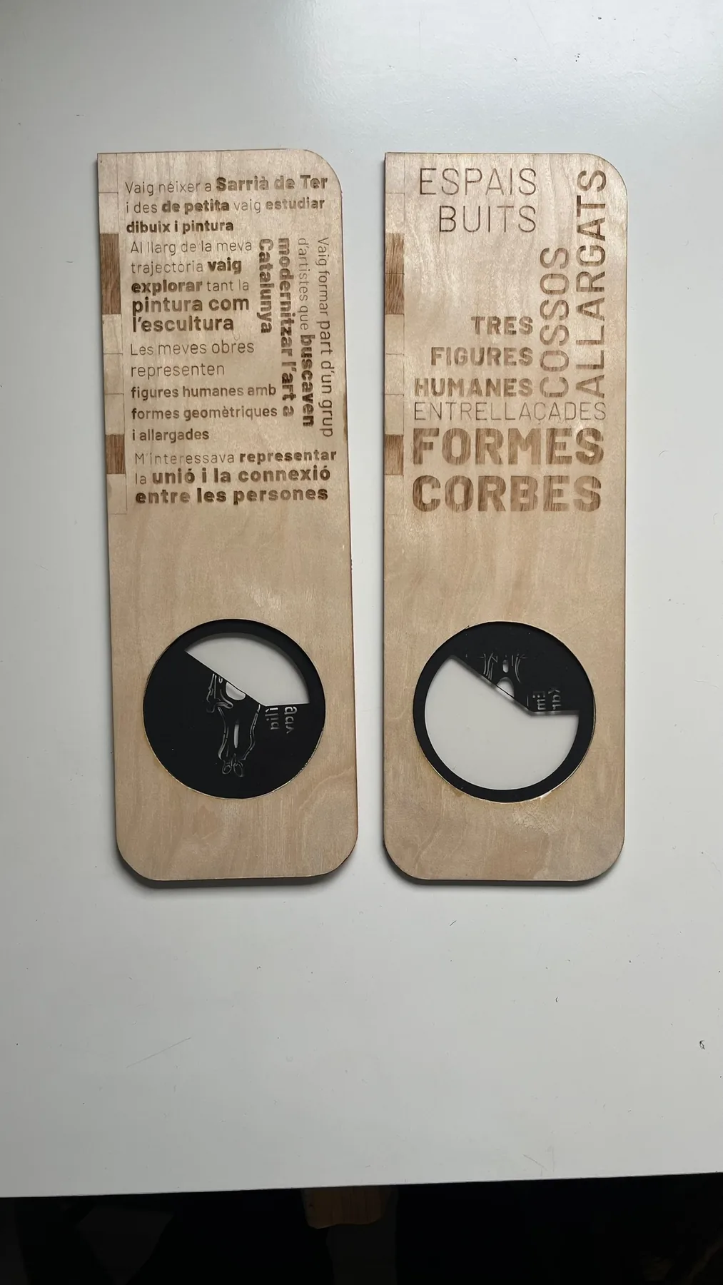 Dos tarjetas de proyección colocadas juntas sobre una superficie clara.