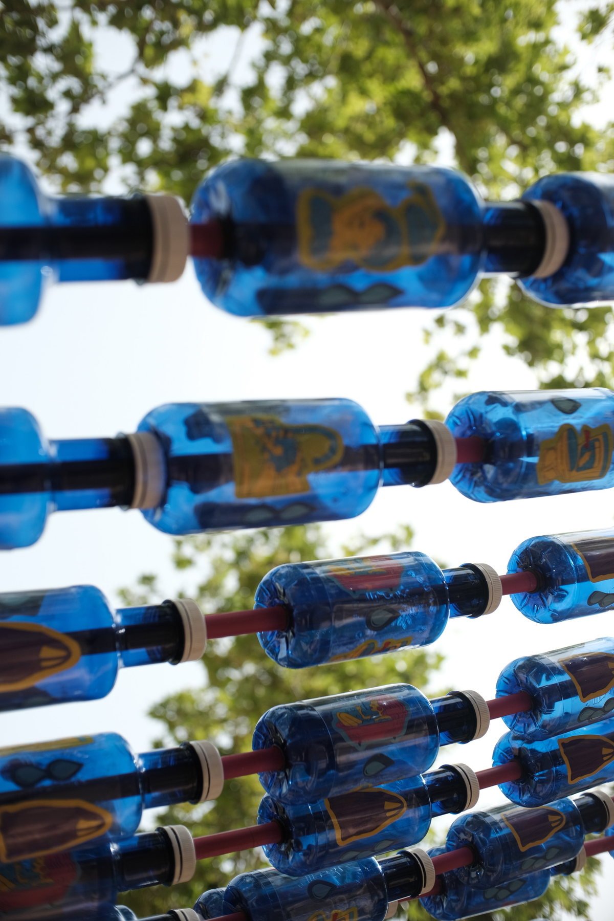 Detalle de las botellas azules reutilizadas que forman la superficie de REFLEX.