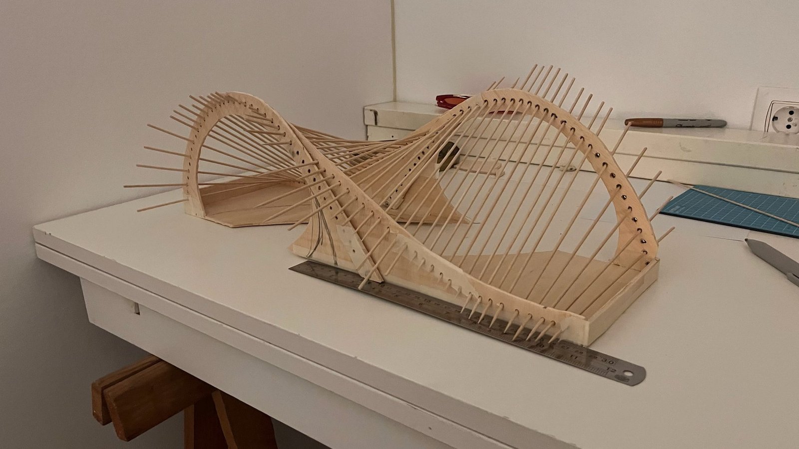 Maqueta de estudio de la estructura ondulada de REFLEX construida con madera y varillas.