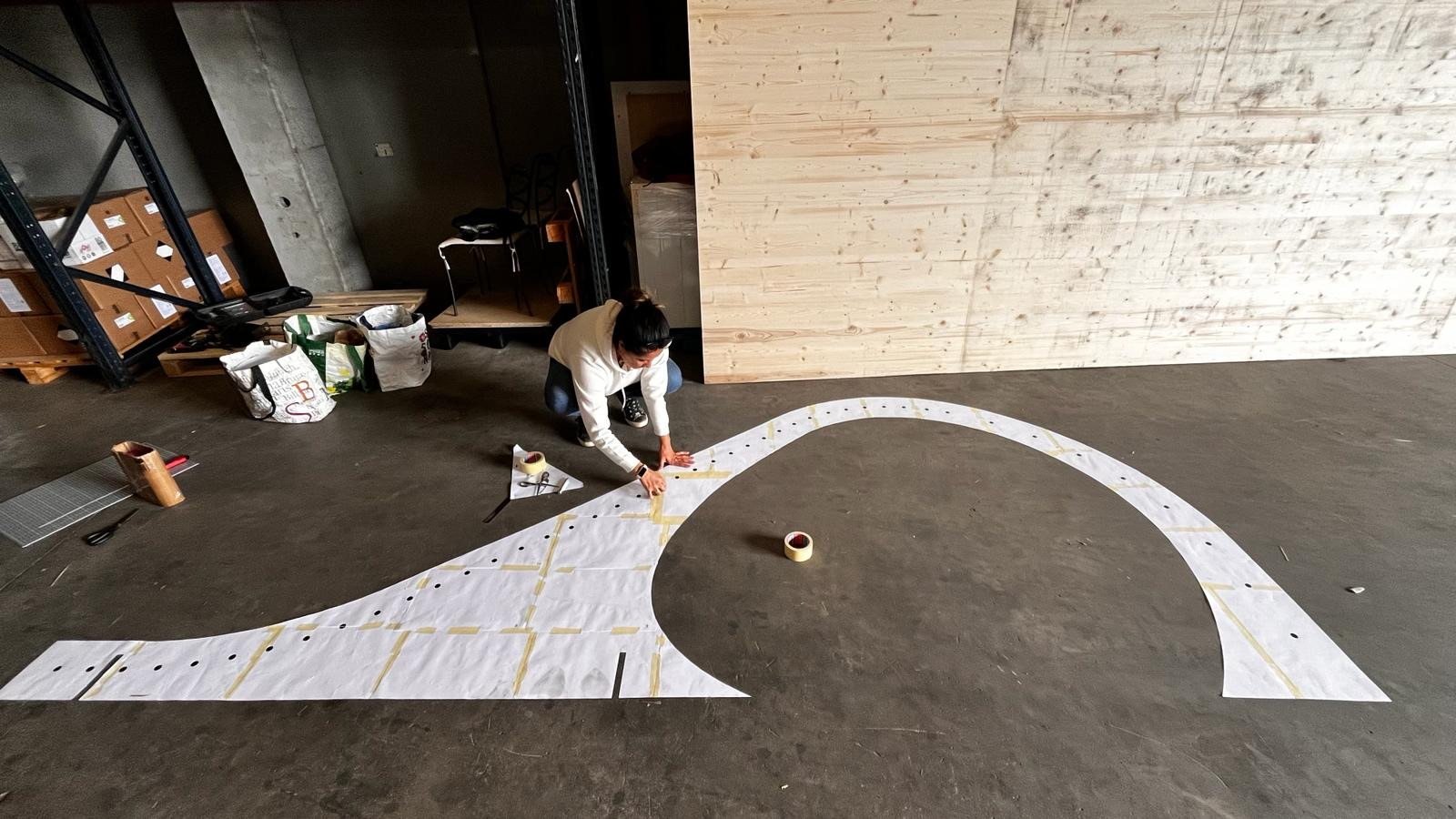 Proceso de trazado de una pieza ondulada de la estructura de REFLEX a escala real.