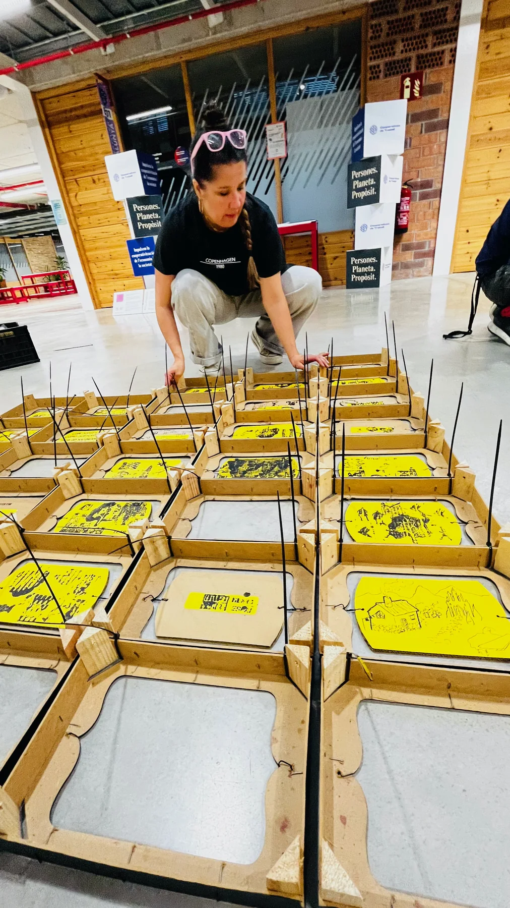 Piezas y materiales de Refugi d’Imaginaris dispuestos sobre una mesa.